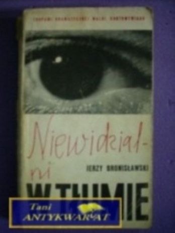 NIEWIDZIALNI W TŁUMIE