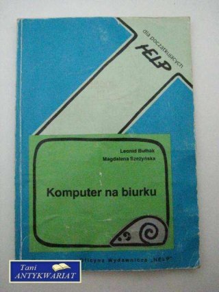 KOMPUTER NA BIURKU