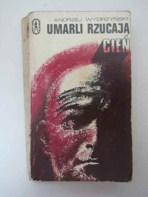 UMARLI RZUCAJĄ CIEŃ