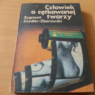 Człowiek o cetkowanej twarzy