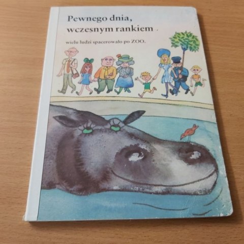 Pewnego dnia, wczesnym rankiem wielu ludzi spacerowało po ZOO