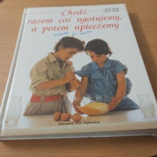 Chodź razem coś ugotujmy, a potem upieczony. Dziecko w kuchni.