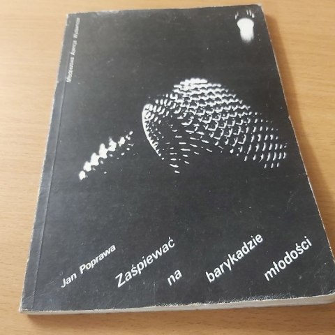 Zaśpiewać na barykadzie młodości