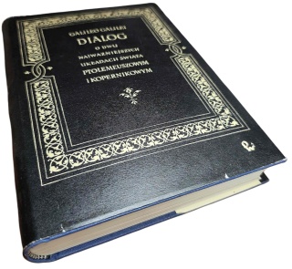 DIALOG O DWU NAJWAŻNIEJSZYCH UKŁADACH ŚWIATA PTOLEMEUSZOWYM I KOPERNIKOWYM Galileo Galilei